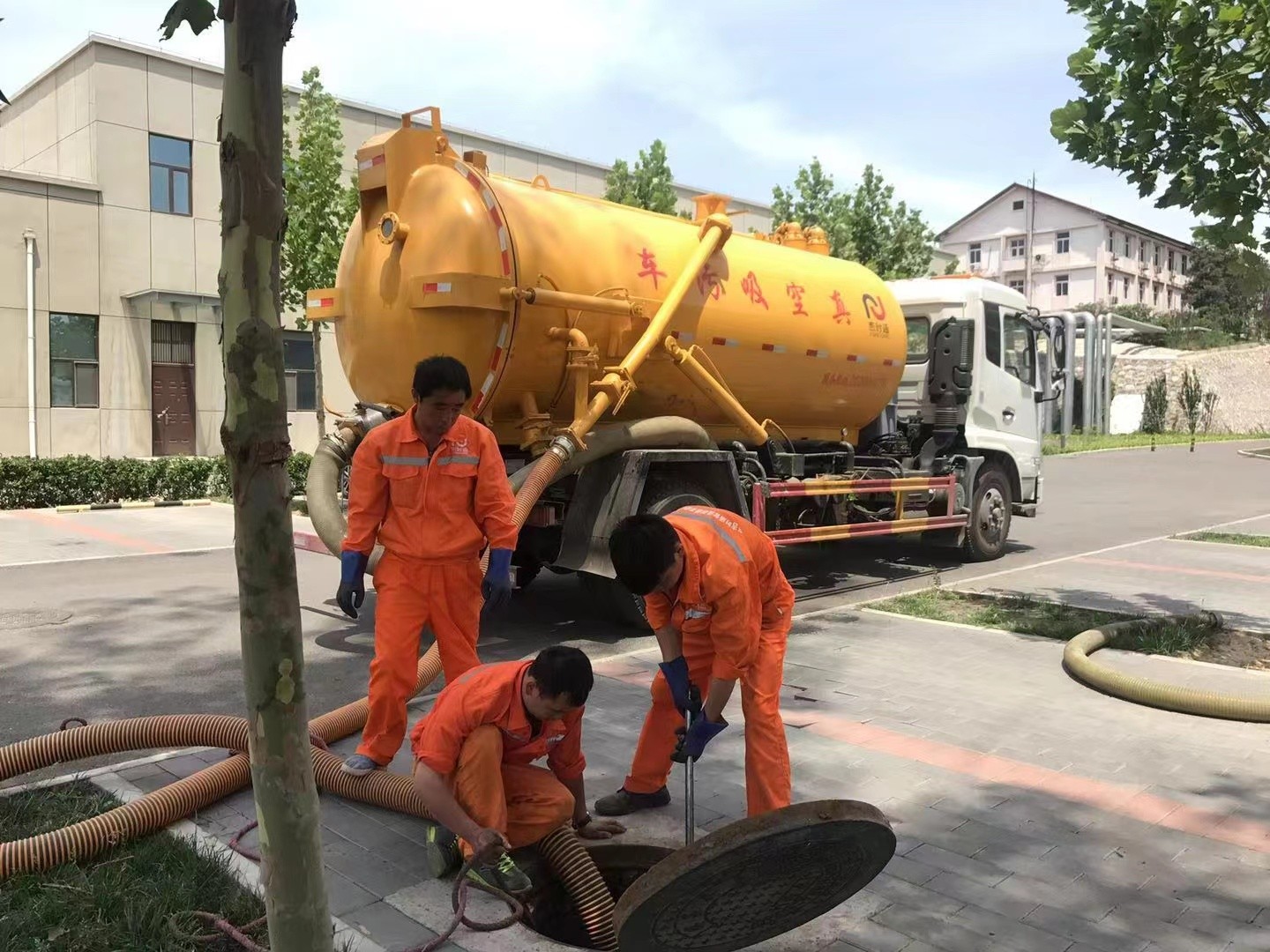 永福管道疏通车停在窨井附近