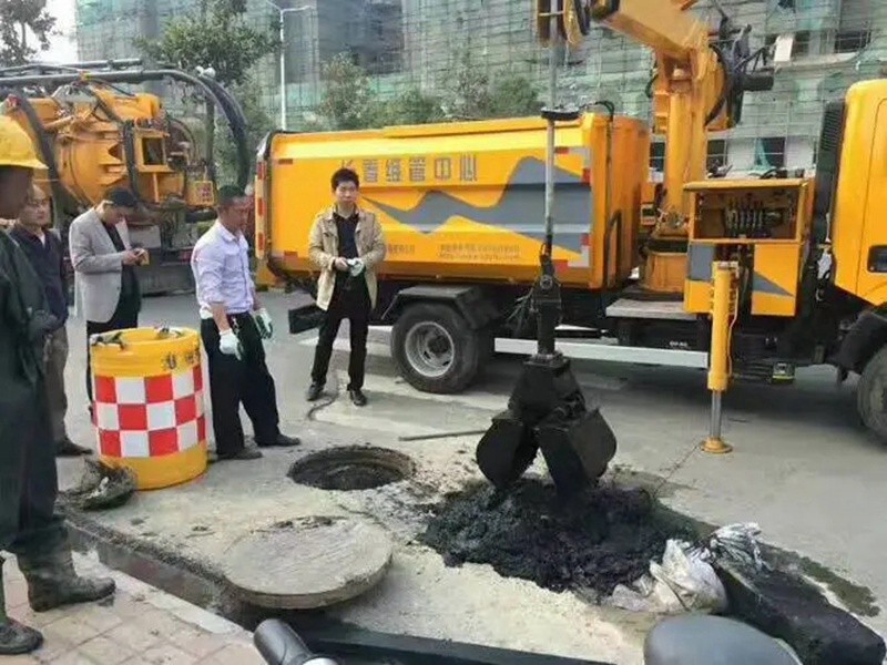 永福街道：网格员化身“清道夫”，为民解忧疏通“堵心”化粪池