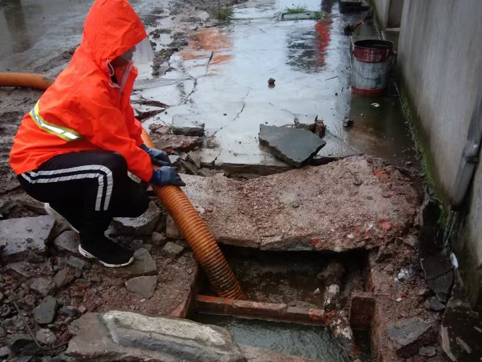 永福专业清理污水池 炜誉市政以规范流程守护城市 “肠道”