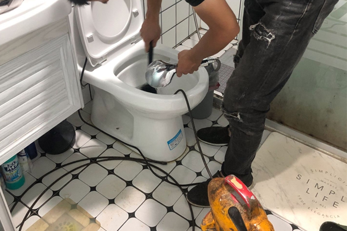 永福马桶堵塞自己疏通还是找师傅?专业上门服务让你省时更省心